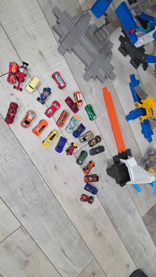 Giant hotwheels track lot - photo 2