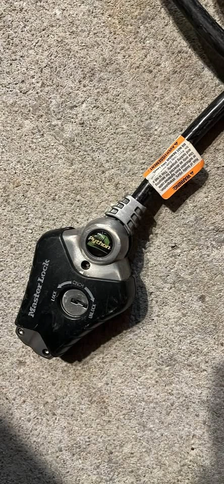 8 Master Locks with keys - photo 3