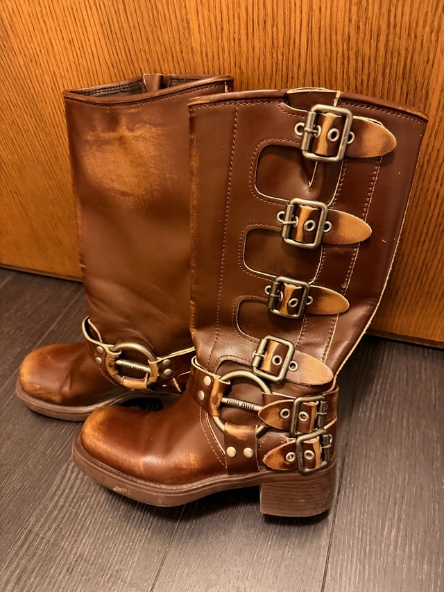 Authentic Miu Miu Leather Boots – Excellent Condition - photo 2