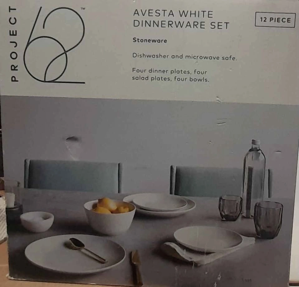 12-piece dinnerware set, excellent condition. - photo 3