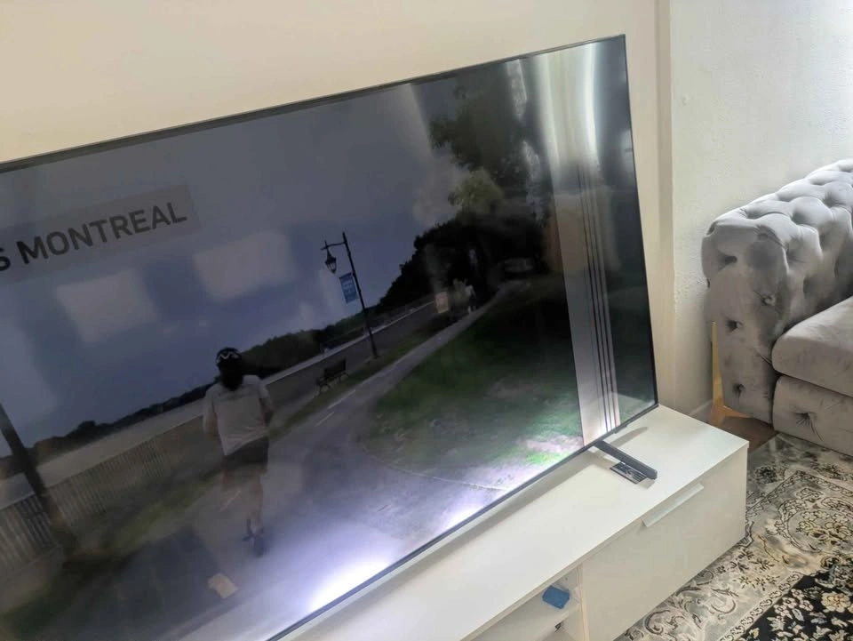 75" Samsung 4K Smart TV (Model: UN75DU8000) - photo 2