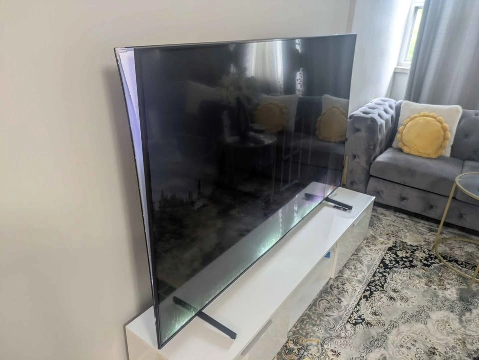 75" Samsung 4K Smart TV (Model: UN75DU8000) - photo 3