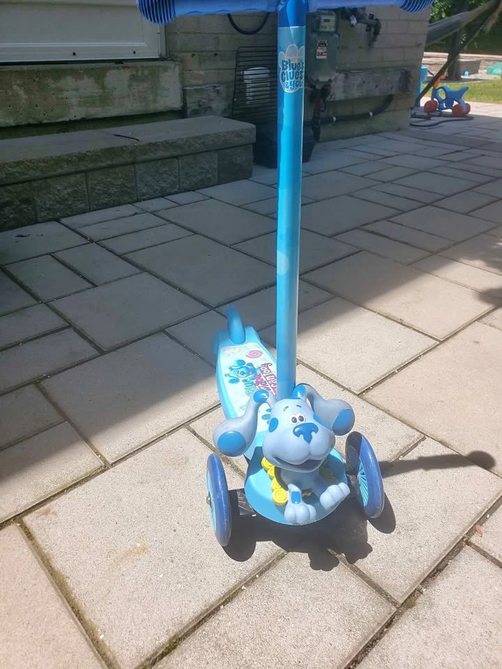 Blues Clues 3D Scooter with 3 Wheels Tilt and Turn