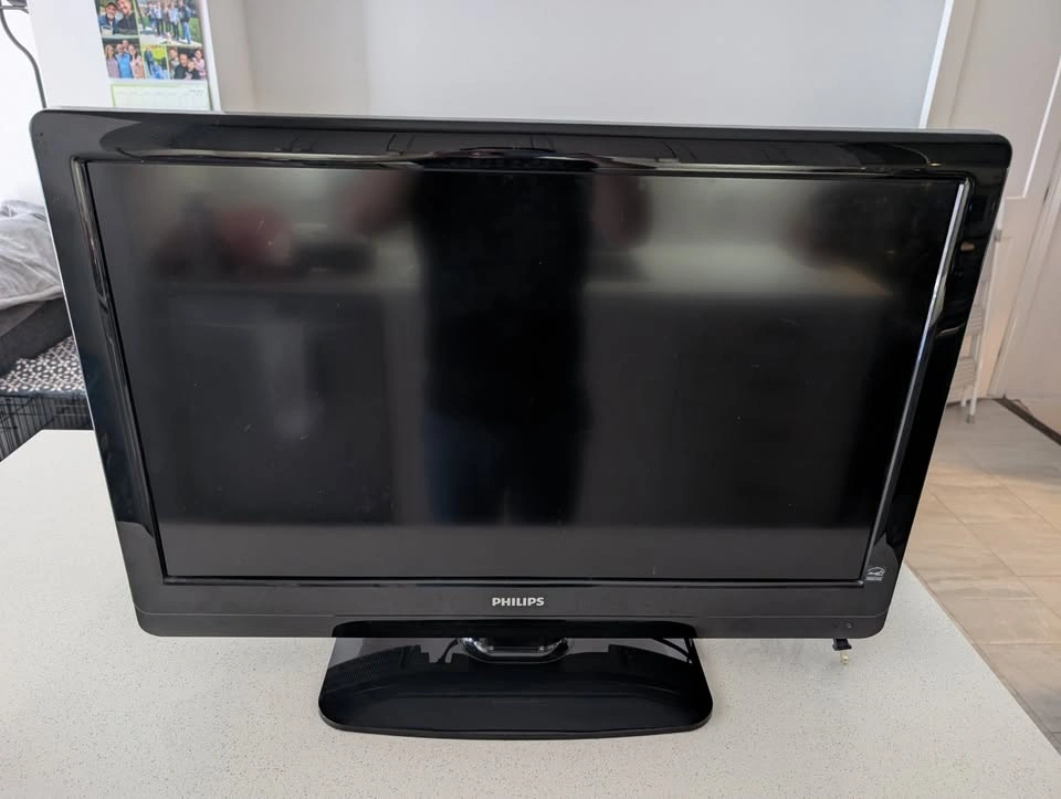 Phillips 32" LCD 720P TV (MODEL NO: 32PFL3505D/F7) - photo 2