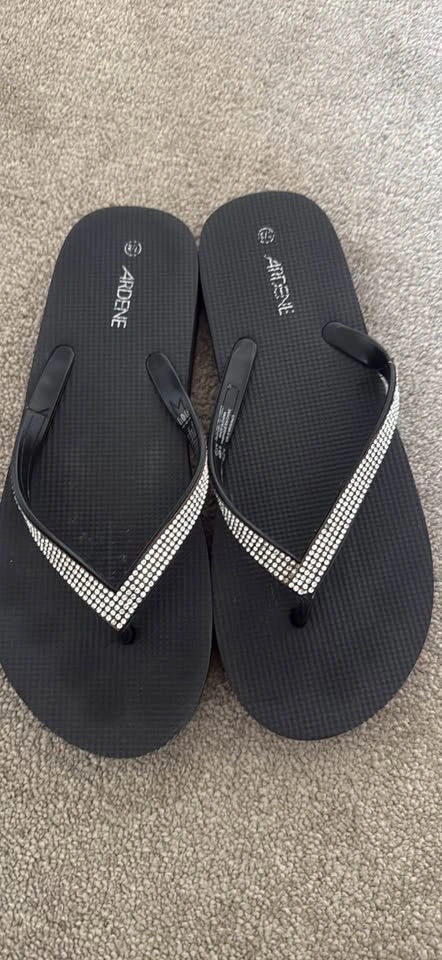 ladies size 8 flip-flops $5 each - photo 4