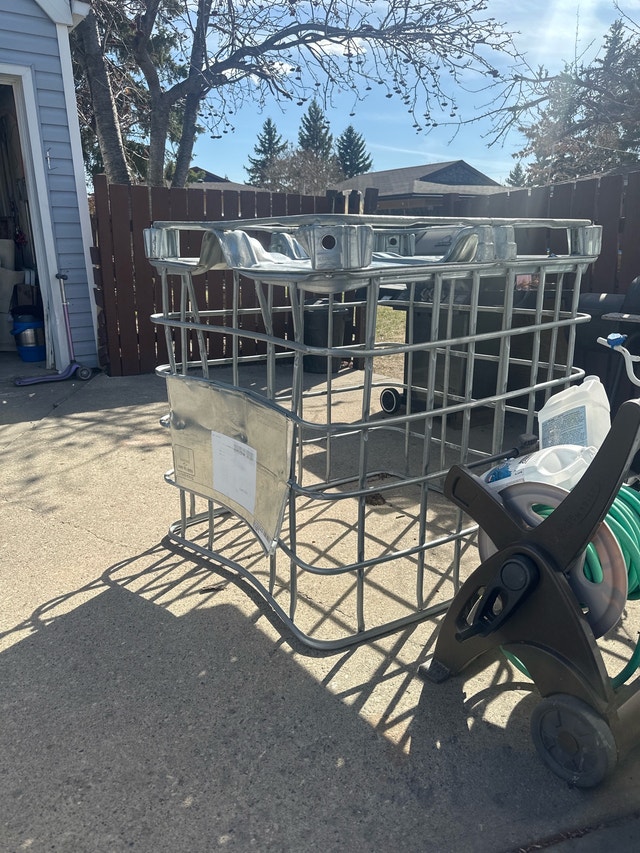 Metal caged tote