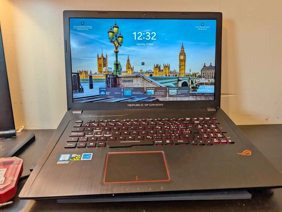 Asus Gaming Laptop (needs SSD and new hinge)