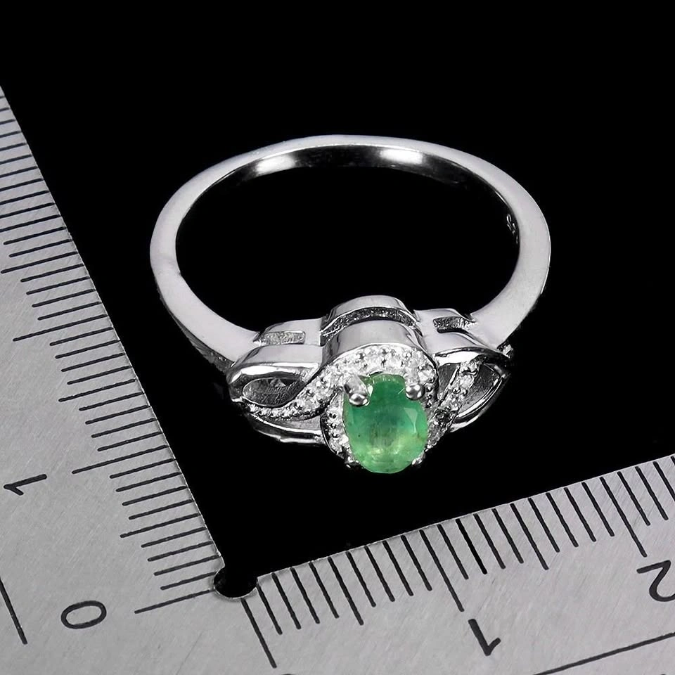 Emerald Elegance! Vibrant Green Ring in White Gold & Silver