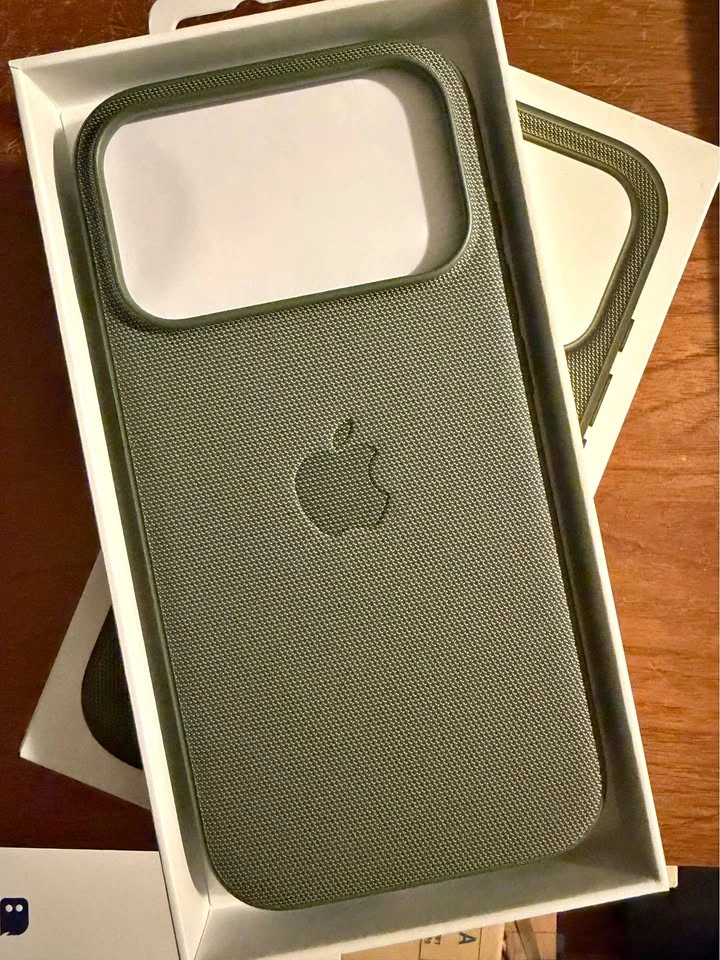 Apple Techwoven case for iPhone 17 pro, green
