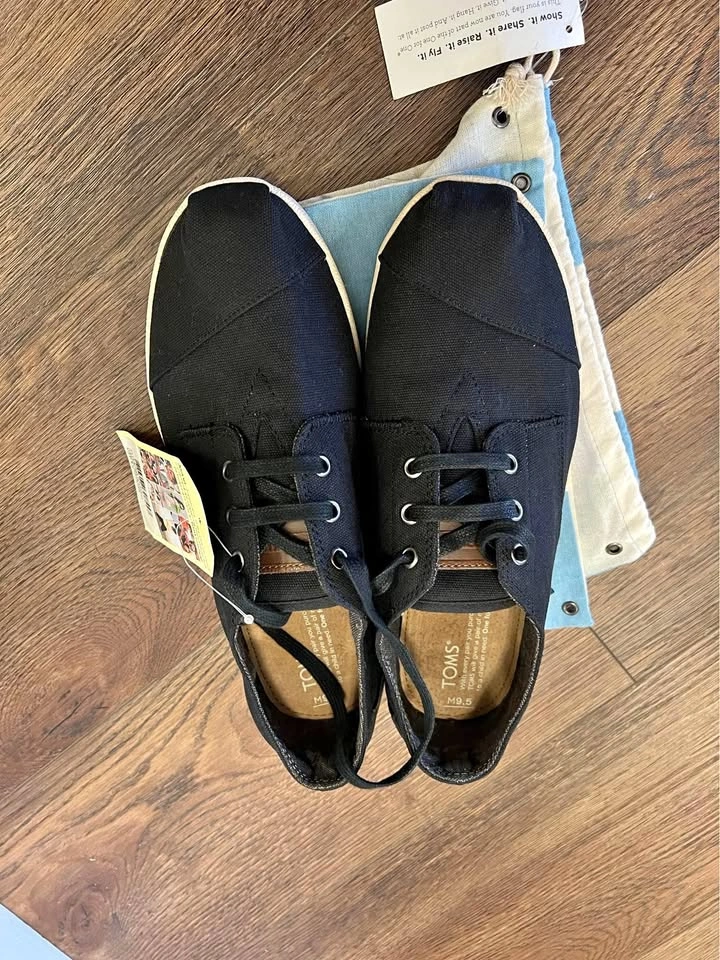 Toms men’s lace up sneakers, Size 9.5
