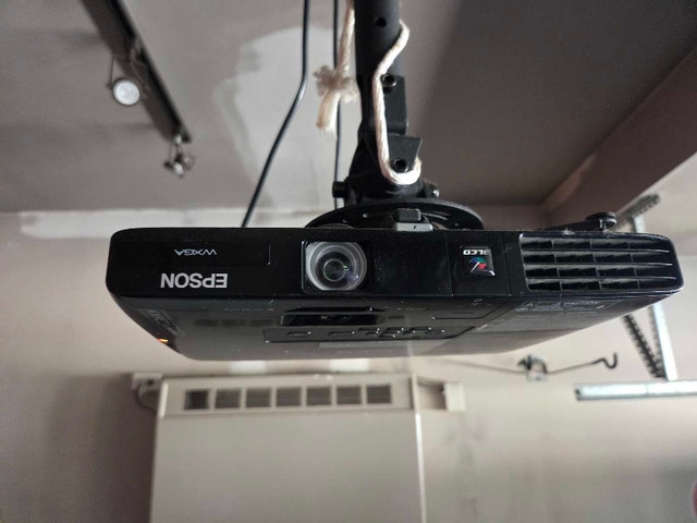 Epson PowerLite 1761W Projector -Less than 2 HRs of usage- mount - photo 2
