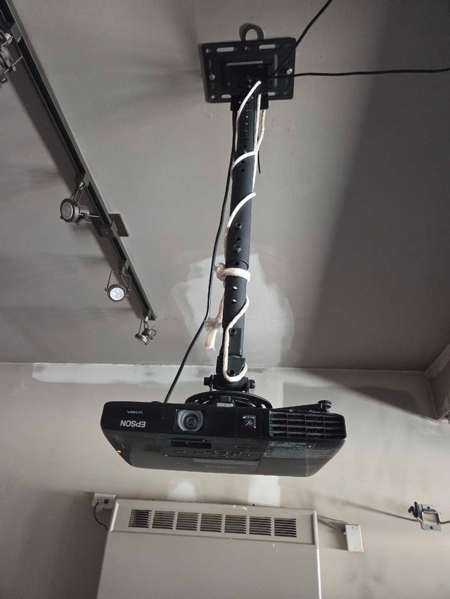 Epson PowerLite 1761W Projector -Less than 2 HRs of usage- mount - photo 3