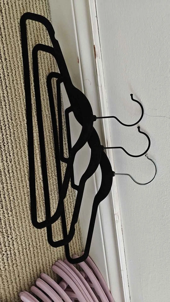 25-Pack Pink Velvet Contoured Hangers - photo 3
