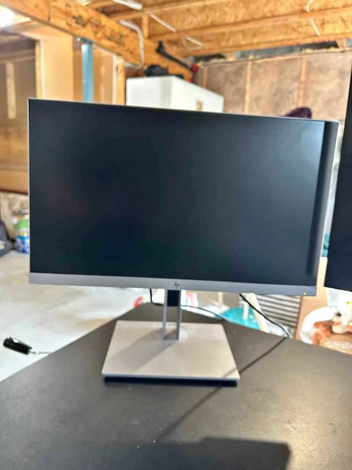 HP 24" Business Monitor — Height Adjustable, Moving Sale