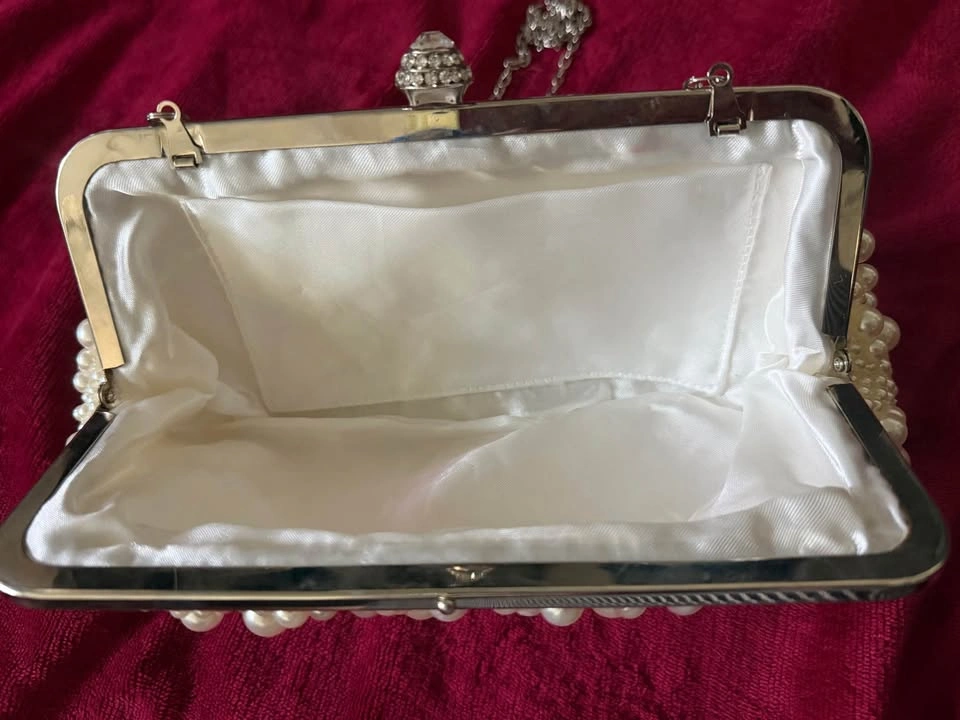 Elegant Pearl Clutch – Beautiful Condition - photo 2