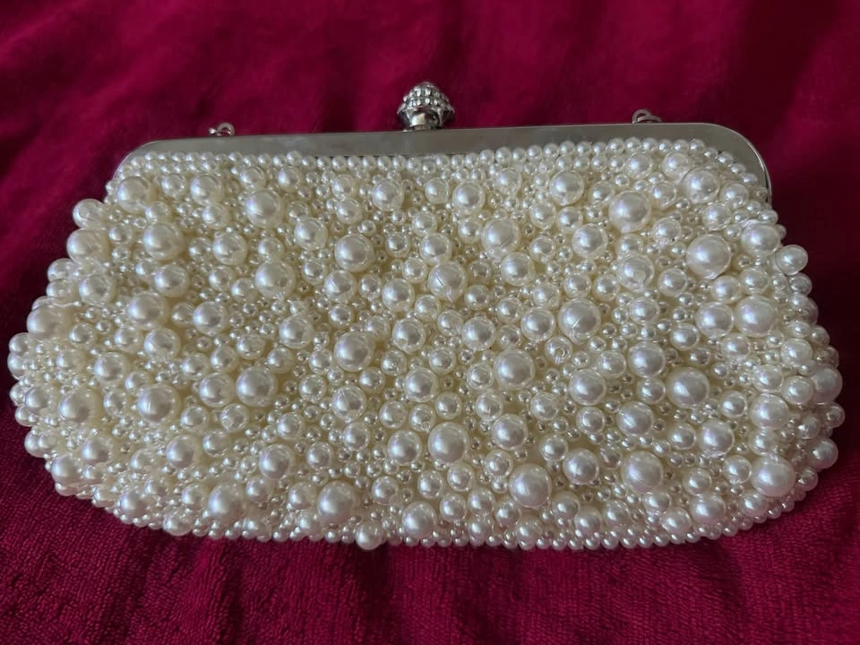 Elegant Pearl Clutch – Beautiful Condition - photo 3