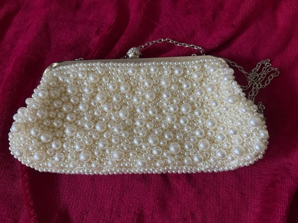 Elegant Pearl Clutch – Beautiful Condition - photo 4