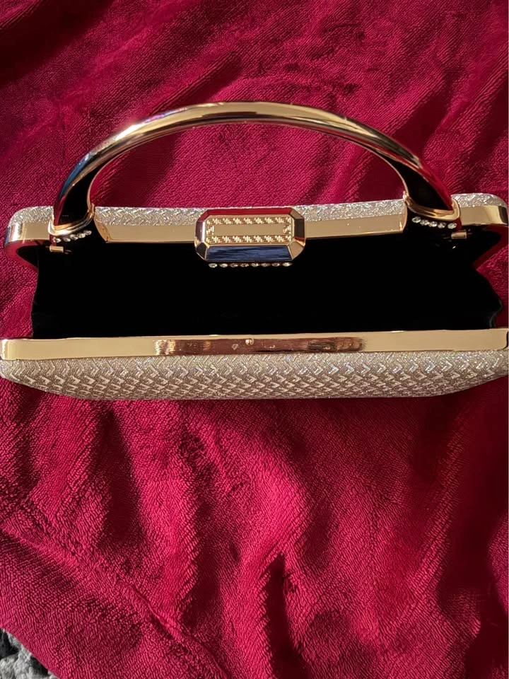 Beautiful Gold Clutch – Perfect Condition - photo 2