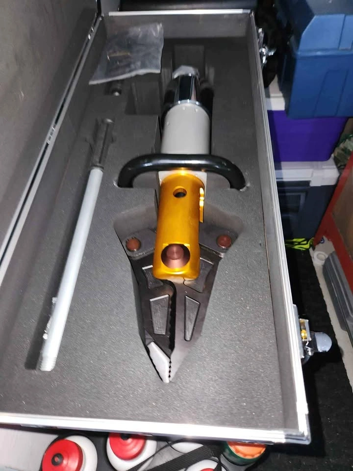 Hand powered hydraulic vehicle extrication tool with carry case