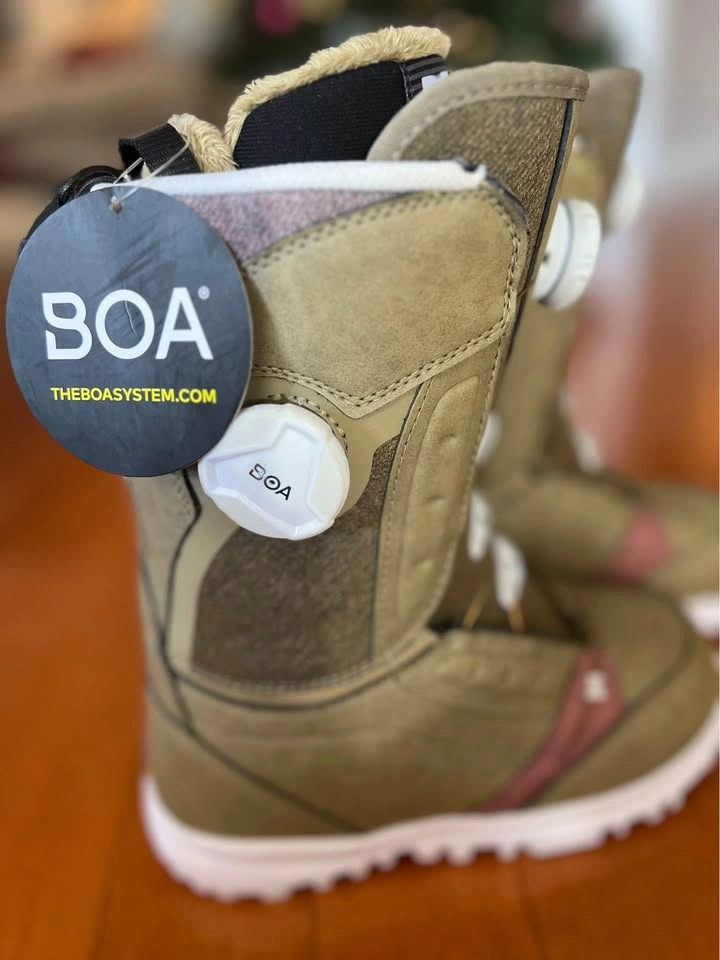 DC Women’s Snowboard boots Sz 5 - NEW