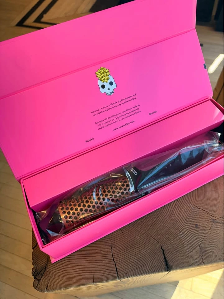 New in box Amika Blowout Babe Thermal Brush - photo 2