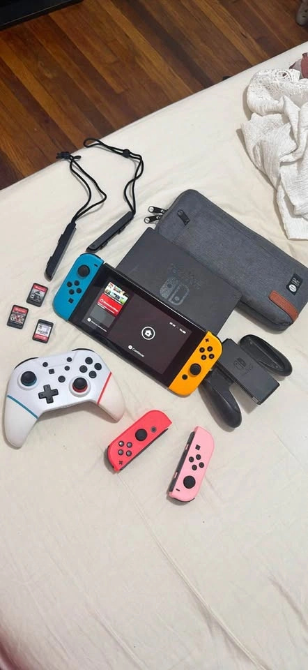 Nintendo Switch Standard + 4 Joy-Cons + Pro Controller + 3 Games