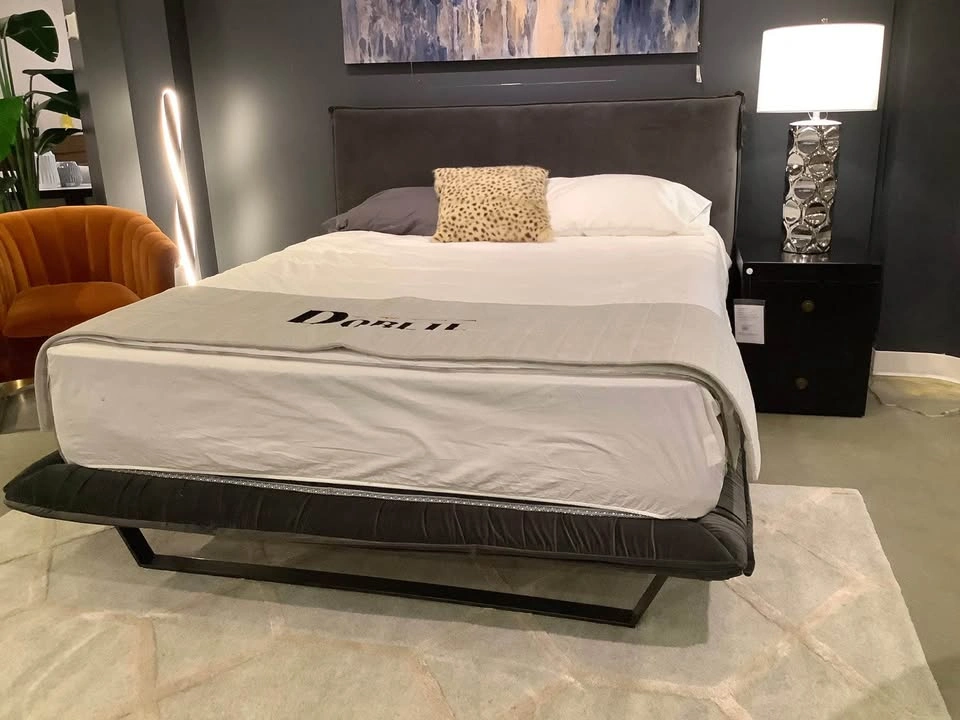 Queen size bed - photo 2