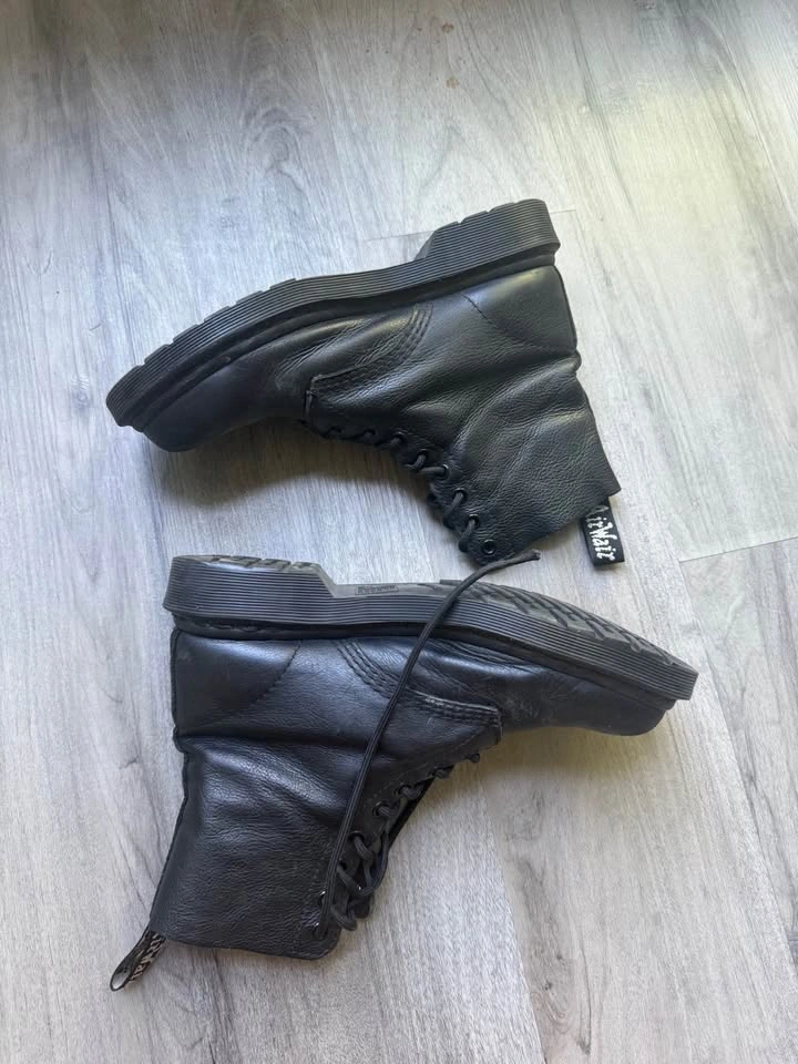 Women’s Black Dr. Martens – Soft Leather, Great Condition - photo 2