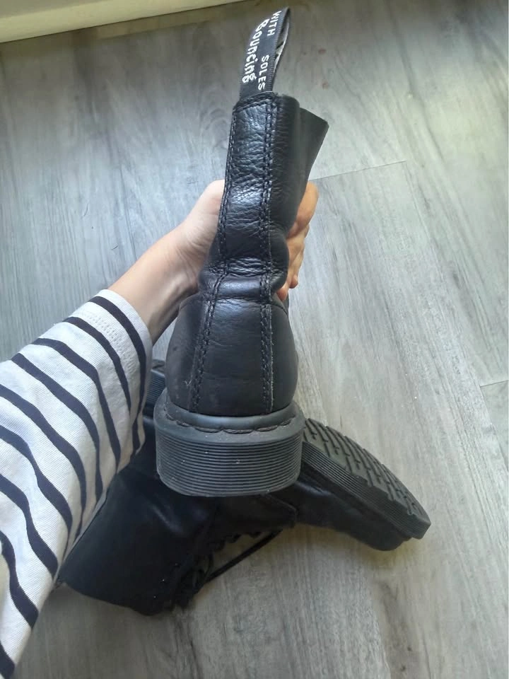 Women’s Black Dr. Martens – Soft Leather, Great Condition - photo 4