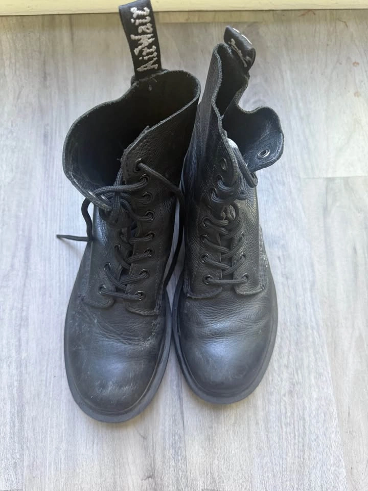 Women’s Black Dr. Martens – Soft Leather, Great Condition - photo 5