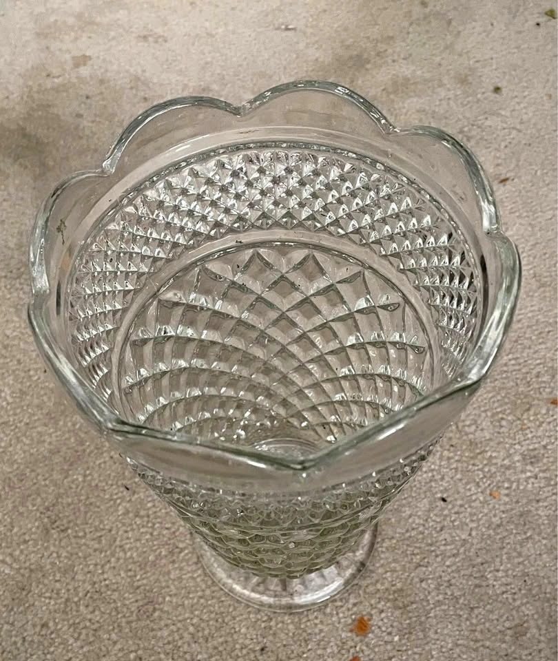 Beautiful Vintage clear glass vase (10” height)