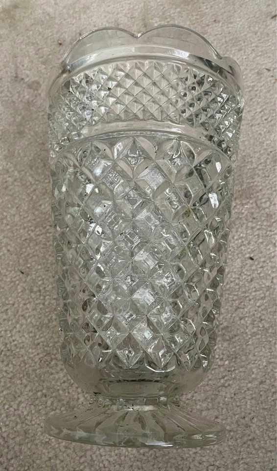 Beautiful Vintage clear glass vase (10” height) - photo 2