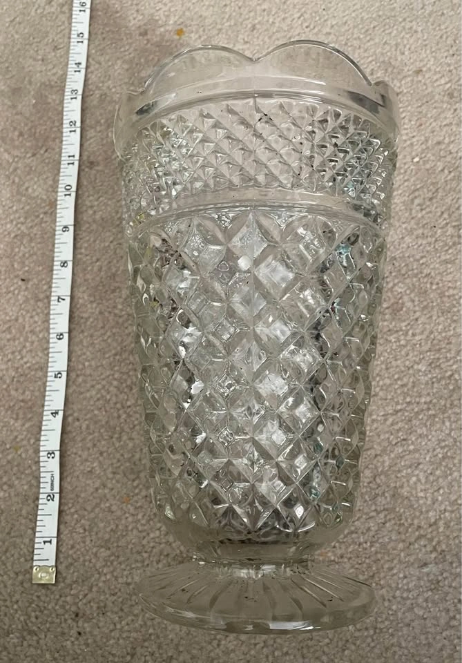 Beautiful Vintage clear glass vase (10” height) - photo 3