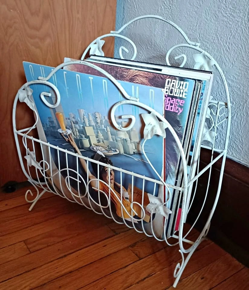 Painted metal ivy & hearts motif magazine rack: great for vinyl!