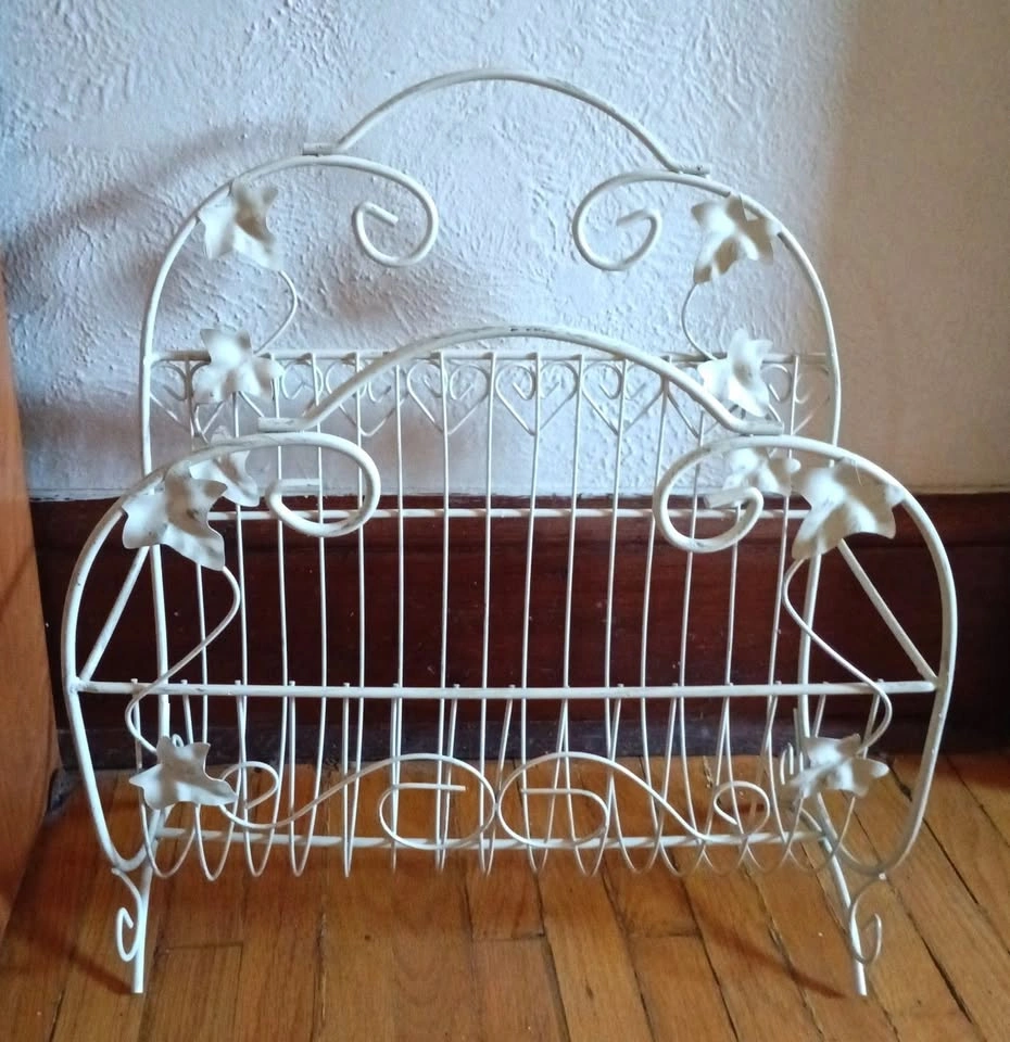Painted metal ivy & hearts motif magazine rack: great for vinyl! - photo 2