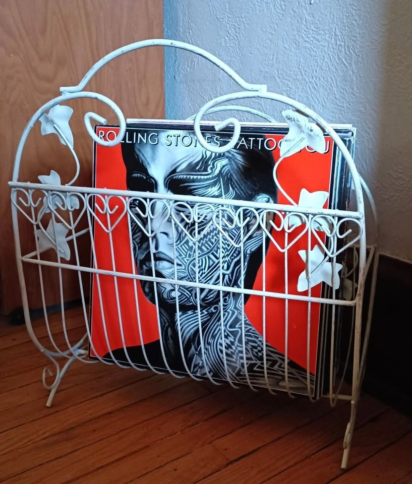 Painted metal ivy & hearts motif magazine rack: great for vinyl! - photo 3