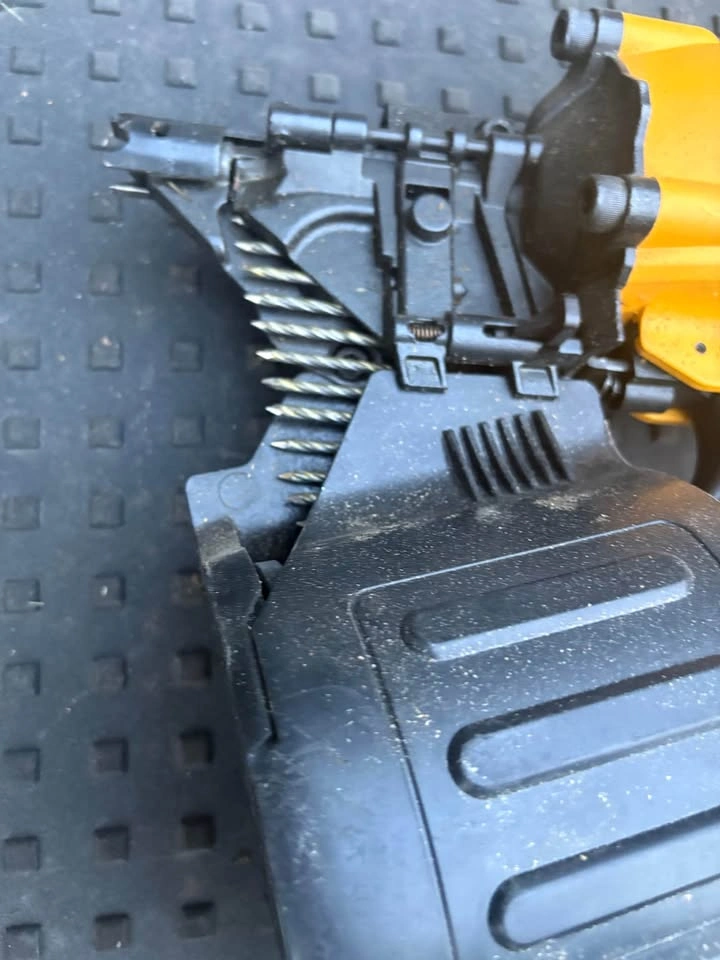 DEWALT DWF83C 15° Pneumatic Coil Framing Nailer - photo 2