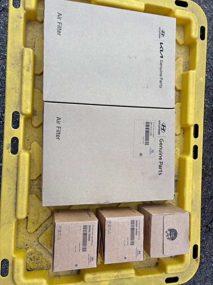 2 Hyundai/Kia engine air filters and 3 Hyundai oil filters