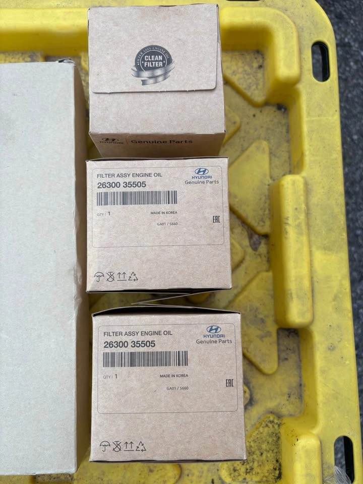2 Hyundai/Kia engine air filters and 3 Hyundai oil filters - photo 2