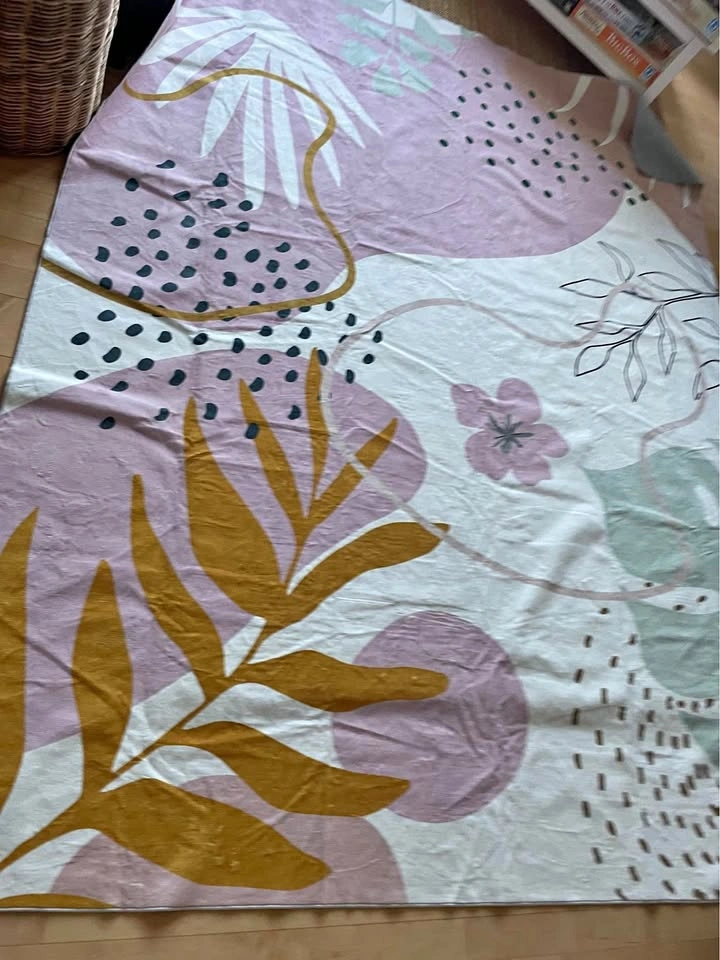 Huge gorgeous 8 x 10 ft like new washable rug