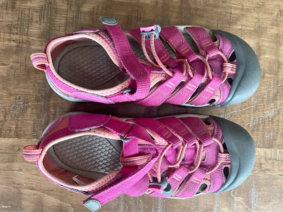 Big kids size 4 Keen outdoor sandals, excellent condition