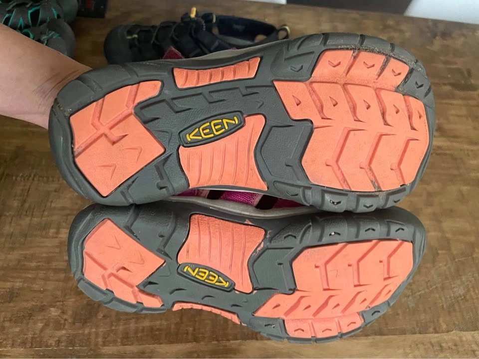 Big kids size 4 Keen outdoor sandals, excellent condition - photo 2