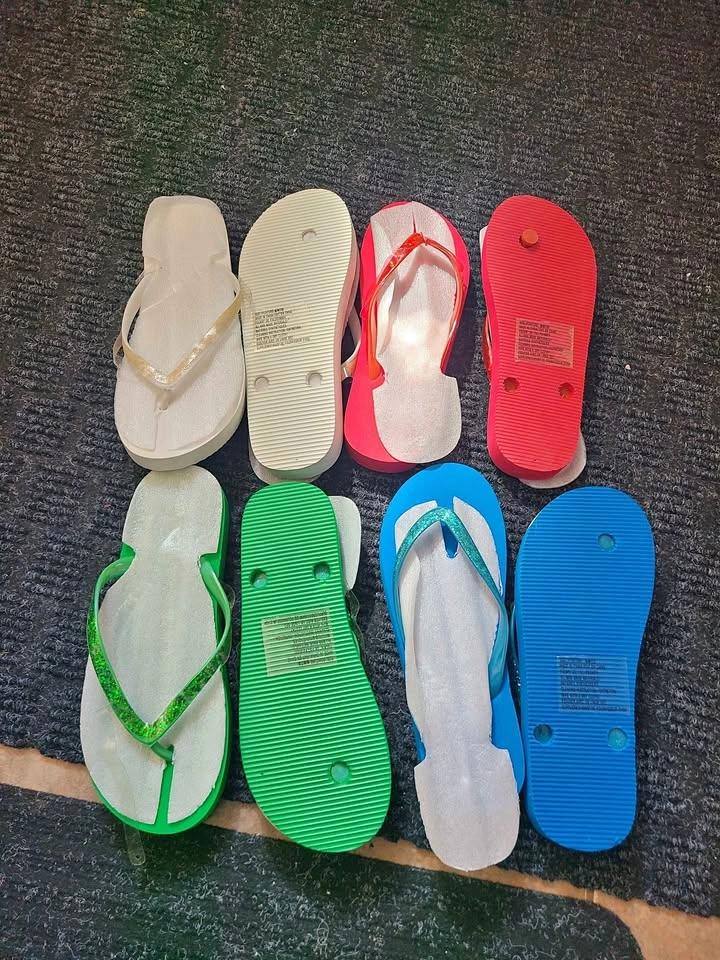 4 Pairs of Colorful Flip Flops Size M(7/8)