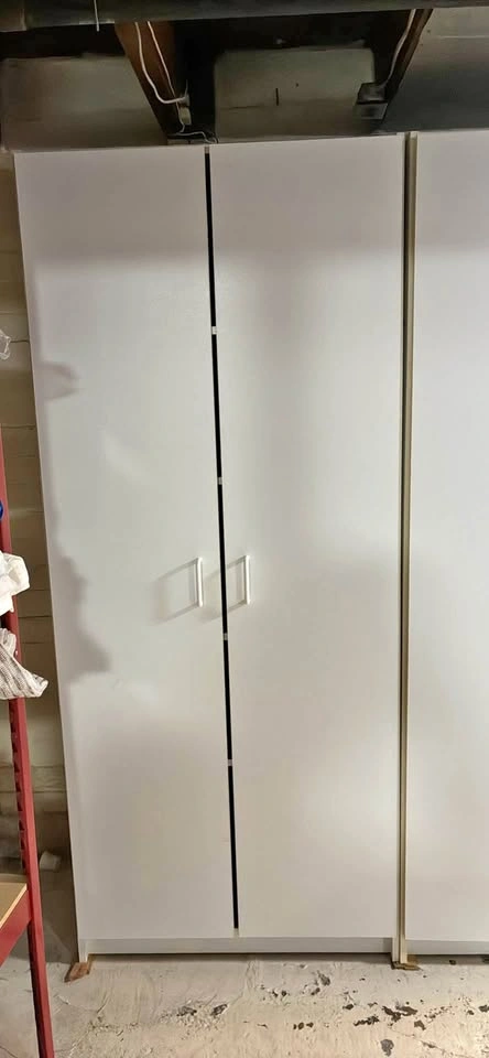 Tall shelf with 2 doors