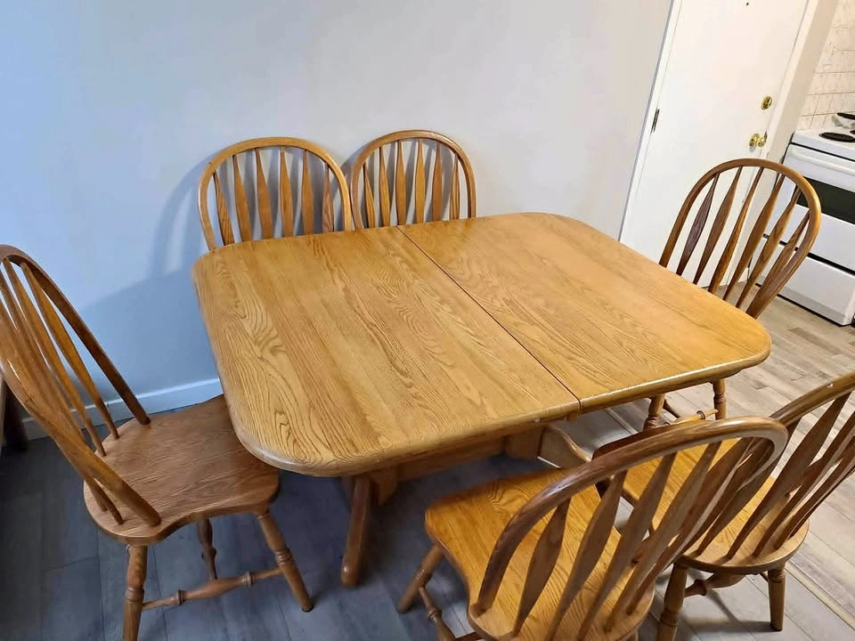 DINING TABLE FOR SALE (MOVING OUT CLEARANCE!!)