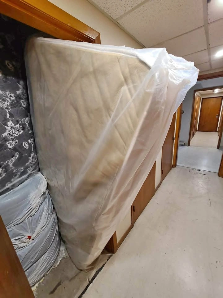 SINGLE BED MATTRESS AND BOX FOR SALE (MOVING OUT CLEARANCE!!)