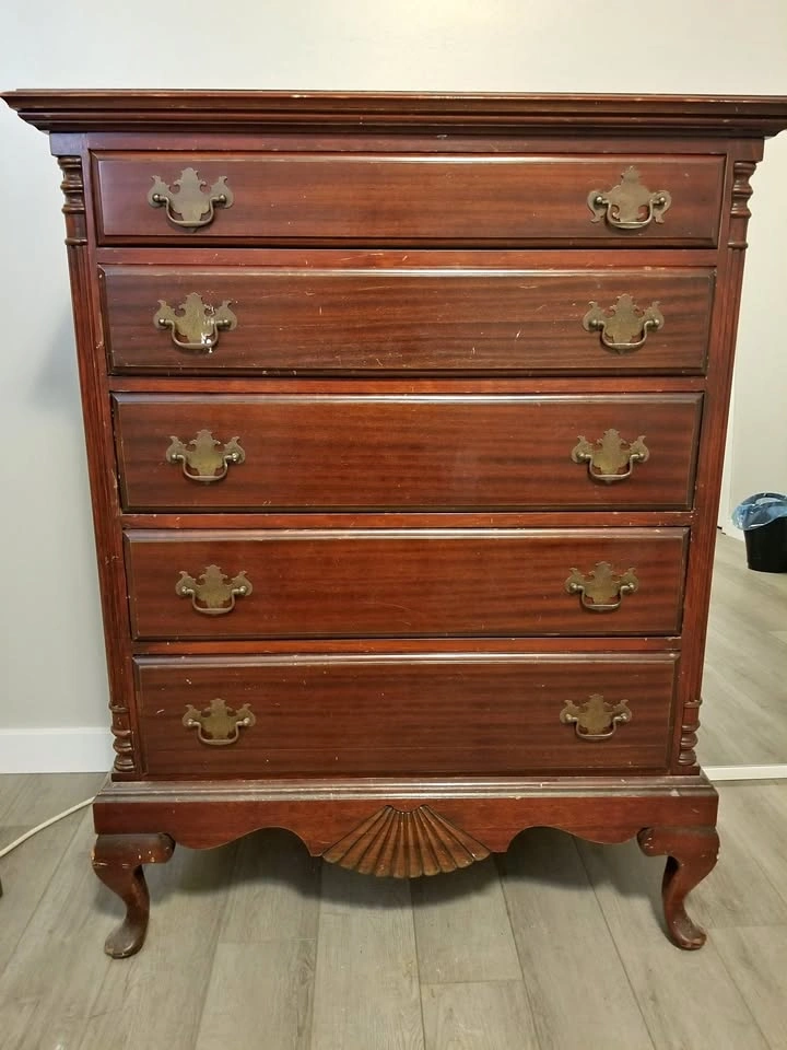 CHEST OF DRAWERS/DRESSER FOR SALE (MOVING OUT CLEARANCE!!)