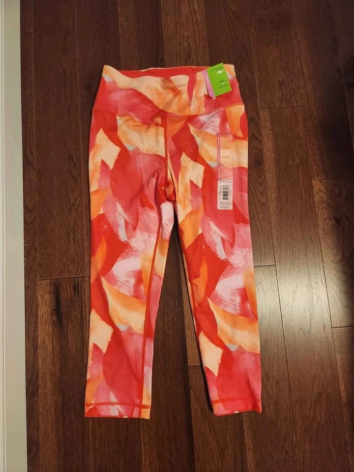 BNWT cropped athletic leggings size medium
