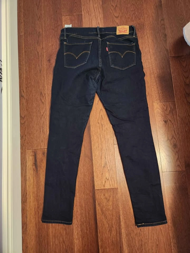 BNWOT Levi's 311 Shaping Skinny Jeans