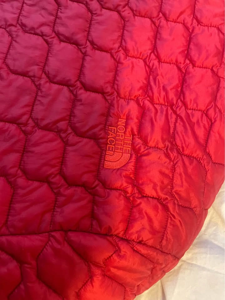 The North Face red quilted jacket Men's Medium - photo 3